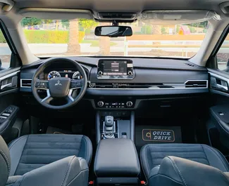 Wynajmij Mitsubishi Outlander w Dubaj ZEA