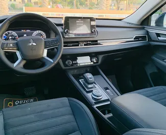 Wynajmij Mitsubishi Outlander w Dubaj ZEA