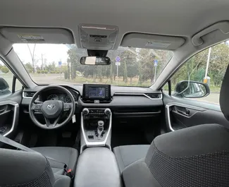 Toyota Rav4 2021 do wynajęcia na lotnisku w Tbilisi. Limit przebiegu nieograniczony.
