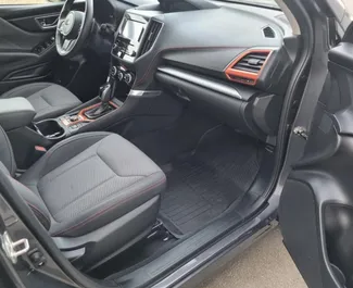 Wnętrze Subaru Forester do wynajęcia w Gruzji. Doskonały samochód 5-osobowy. ✓ Skrzynia Automatyczna.