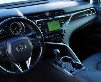 Toyota Camry 2018 do wynajęcia w Ałmaty. Limit przebiegu nieograniczony.