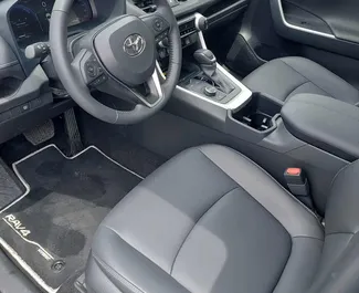 Wynajmij Toyota Rav4 2024 w Gruzji. Paliwo: Hybryda. Moc: 180 KM ➤ Koszt od 140 GEL za dobę.