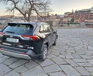 Toyota Rav4 2024 do wynajęcia w Tbilisi. Limit przebiegu nieograniczony.