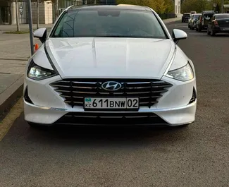 Wynajmij Hyundai Sonata 2021 w Kazachstanie. Paliwo: Benzyna. Moc: 194 KM ➤ Koszt od 32000 KZT za dobę.