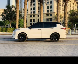 Mitsubishi Outlander 2026 do wynajęcia w Dubaju. Limit przebiegu 250 km/dzień.