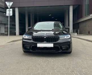 Wynajmij BMW G30 2018 na Białorusi. Paliwo: Diesel. Moc: 184 KM ➤ Koszt od 103 USD za dobę.
