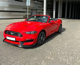 Wynajmij Ford Mustang Cabrio 2018 na Białorusi. Paliwo: Benzyna. Moc: 317 KM ➤ Koszt od 133 USD za dobę.