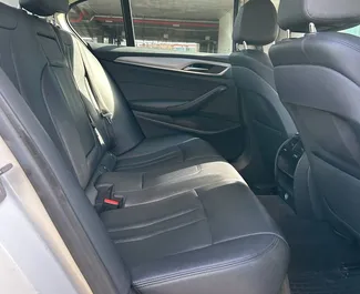 Wynajmij BMW G30 2017 na Białorusi. Paliwo: Diesel. Moc: 184 KM ➤ Koszt od 81 USD za dobę.