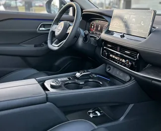 Nissan X-Trail 2023 do wynajęcia W Mińsku. Limit przebiegu 350 km/dzień.