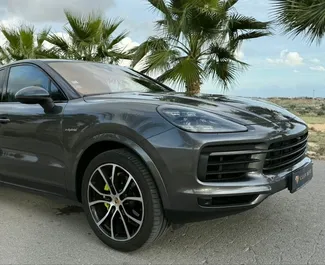 Wynajmij Porsche Cayenne 2022 w Hiszpanii. Paliwo: Benzyna. Moc: 455 KM ➤ Koszt od 300 EUR za dobę.