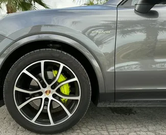 Wnętrze Porsche Cayenne do wynajęcia w Hiszpanii. Doskonały samochód 5-osobowy. ✓ Skrzynia Automatyczna.