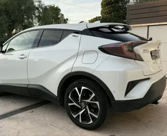 Wynajmij Toyota C-HR 2020 w Hiszpanii. Paliwo: Hybryda. Moc: 198 KM ➤ Koszt od 45 EUR za dobę.