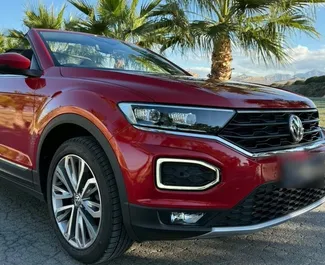 Wynajmij Volkswagen T-Roc Cabrio 2022 w Hiszpanii. Paliwo: Benzyna. Moc: 150 KM ➤ Koszt od 80 EUR za dobę.