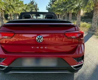 Volkswagen T-Roc Cabrio 2022 do wynajęcia w Alicante. Limit przebiegu 250 km/dzień.