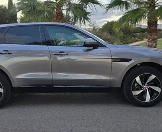 Wnętrze Jaguar F-PACE do wynajęcia w Hiszpanii. Doskonały samochód 5-osobowy. ✓ Skrzynia Automatyczna.