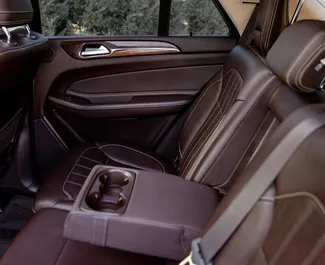 Wnętrze Mercedes-Benz GLE-Class do wynajęcia w Gruzji. Doskonały samochód 5-osobowy. ✓ Skrzynia Automatyczna.
