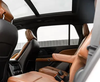 Wnętrze Linkoln Navigator do wynajęcia w Gruzji. Doskonały samochód 7-osobowy. ✓ Skrzynia Automatyczna.