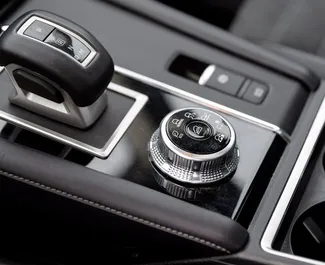 Wnętrze Mitsubishi Outlander do wynajęcia w Gruzji. Doskonały samochód 5-osobowy. ✓ Skrzynia Automatyczna.