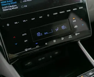 Wnętrze Hyundai Tucson do wynajęcia w Gruzji. Doskonały samochód 5-osobowy. ✓ Skrzynia Automatyczna.