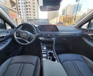 Hyundai Sonata 2022 do wynajęcia na lotnisku w Baku. Limit przebiegu nieograniczony.