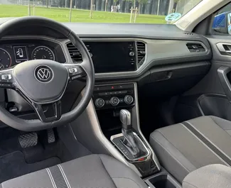 Wnętrze Volkswagen T-Roc do wynajęcia w Hiszpanii. Doskonały samochód 5-osobowy. ✓ Skrzynia Automatyczna.