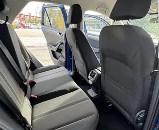 Volkswagen T-Roc 2021 do wynajęcia w Barcelonie. Limit przebiegu 250 km/dzień.