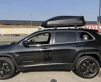 Wynajmij Jeep Cherokee 2016 w Gruzji. Paliwo: Benzyna. Moc: 271 KM ➤ Koszt od 110 GEL za dobę.