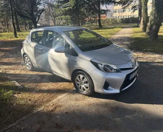 Wynajmij Toyota Yaris 2017 w Czarnogórze. Paliwo: Hybryda. Moc: 80 KM ➤ Koszt od 30 EUR za dobę.
