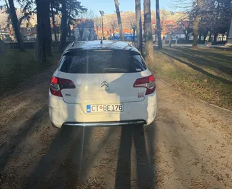 Wynajmij Citroen C4 2017 w Czarnogórze. Paliwo: Diesel. Moc: 115 KM ➤ Koszt od 30 EUR za dobę.