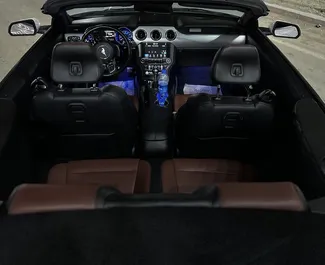Ford Mustang Cabrio 2018 do wynajęcia w Baku. Limit przebiegu nieograniczony.