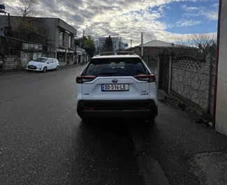 Wynajmij Toyota Rav4 2021 w Gruzji. Paliwo: Hybryda. Moc: 219 KM ➤ Koszt od 200 GEL za dobę.