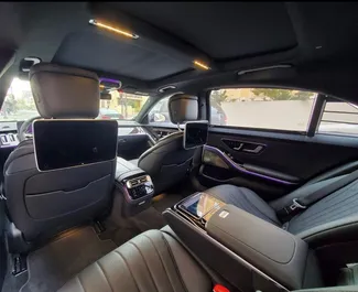 Silnik Benzyna  l – Wynajmij Mercedes-Benz S-Class na lotnisku w Baku.