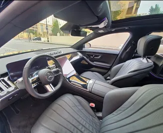 Wynajmij Mercedes-Benz S-Class 2021 w Azerbejdżanie. Paliwo: Benzyna. Moc:  KM ➤ Koszt od 900 AZN za dobę.