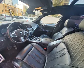Wynajmij BMW X7 2022 w Azerbejdżanie. Paliwo: Benzyna. Moc:  KM ➤ Koszt od 160 AZN za dobę.