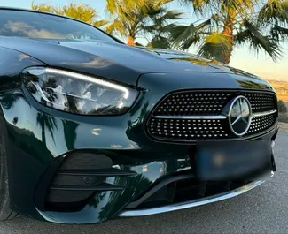 Wynajmij Mercedes-Benz E-Class Cabrio 2023 w Hiszpanii. Paliwo: Benzyna. Moc: 245 KM ➤ Koszt od 150 EUR za dobę.