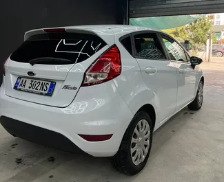 Ford Fiesta 2016 do wynajęcia na lotnisku w Tiranie. Limit przebiegu nieograniczony.
