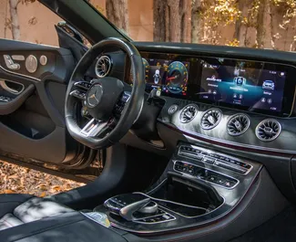 Mercedes-Benz E53 AMG 2024 do wynajęcia w Dubaju. Limit przebiegu 250 km/dzień.