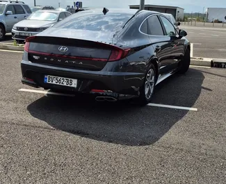 Hyundai Sonata – samochód kategorii Komfort, Premium na wynajem w Gruzji ✓ Depozyt 300 GEL ✓ Ubezpieczenie: OC, SCDW, FDW, Pasażerowie, Od Kradzieży, Młody.