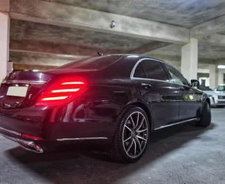 Wynajmij Mercedes-Benz S-Class 2018 w Azerbejdżanie. Paliwo: Benzyna. Moc: 333 KM ➤ Koszt od 255 AZN za dobę.