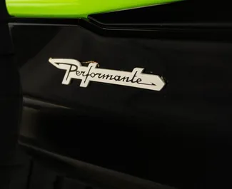 Wnętrze Lamborghini Urus do wynajęcia w ZEA. Doskonały samochód 5-osobowy. ✓ Skrzynia Automatyczna.