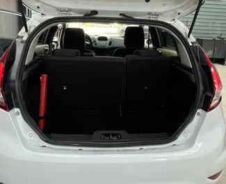 Ford Fiesta 2016 – wynajem od właścicieli na lotnisku w Tiranie (Albania).