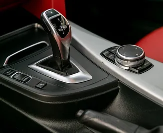 Wnętrze BMW 430i Cabrio do wynajęcia w Gruzji. Doskonały samochód 5-osobowy. ✓ Skrzynia Automatyczna.