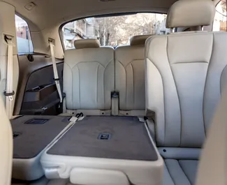 Wnętrze Audi Q7 do wynajęcia w Gruzji. Doskonały samochód 7-osobowy. ✓ Skrzynia Automatyczna.
