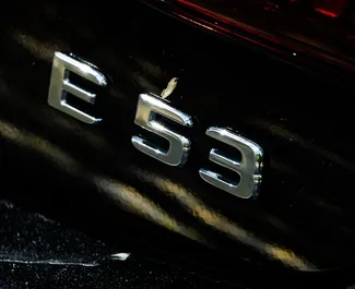 Wnętrze Mercedes-Benz E53 AMG do wynajęcia w ZEA. Doskonały samochód 4-osobowy. ✓ Skrzynia Automatyczna.