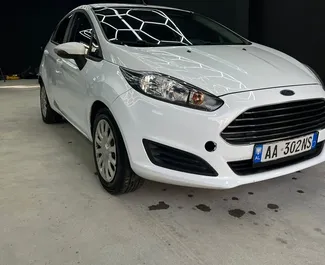 Wnętrze Ford Fiesta do wynajęcia w Albanii. Doskonały samochód 5-osobowy. ✓ Skrzynia Automatyczna.
