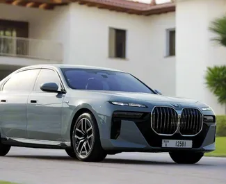 Wypożyczalnia BMW 735i w Dubaju, ZEA ✓ Nr 15325. ✓ Skrzynia Automatyczna ✓ Opinii: 0.