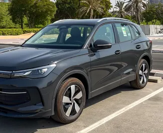 Volkswagen Tiguan 2025 do wynajęcia w Dubaju. Limit przebiegu 150 km/dzień.