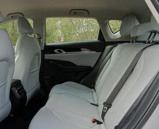 Geely Coolray 2026 do wynajęcia w Dubaju. Limit przebiegu 200 km/dzień.