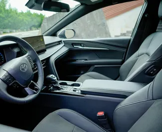Wynajmij Toyota Camry 2024 w Armenii. Paliwo: Benzyna. Moc: 173 KM ➤ Koszt od 100 USD za dobę.
