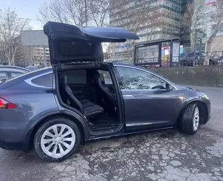 Tesla Model-X 2016 – wynajem od właścicieli w Tbilisi (Gruzja).